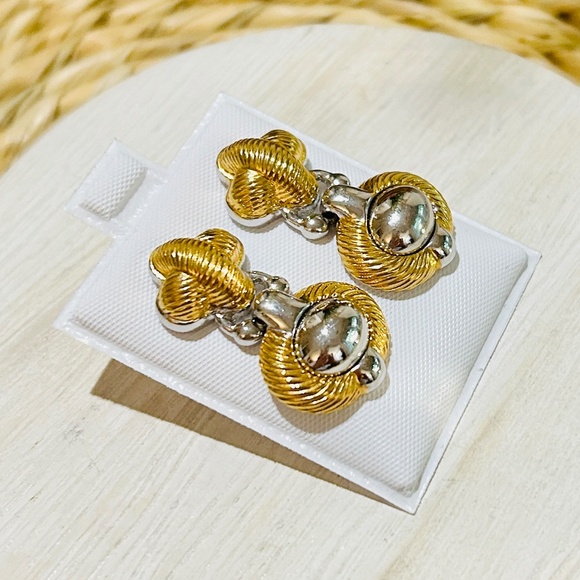 Vintage MONET designer dangle pierced earrings, with a gold silver tone finish - Picture 3 of 9